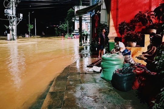 Hàng chục nghìn người chạy lũ trong đêm