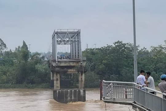 Thủ tướng yêu cầu khẩn trương khắc phục sự cố sập cầu Phong Châu