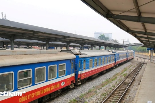 Ngành đường sắt dừng chạy tàu khách Hà Nội-Lào Cai do mưa lũ lớn tại Yên Bái