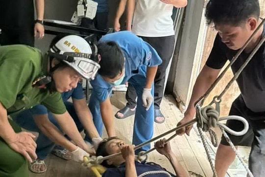 Kịp thời cứu sống một người ngã mắc kẹt trên mái tôn ở Hà Nội