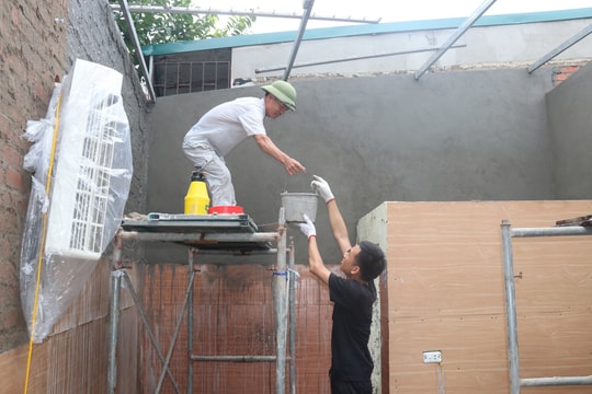 Chủ nhà trọ khu Tứ Thông (TP Hải Dương) bố trí chỗ ở cho công nhân để làm lại phòng trọ