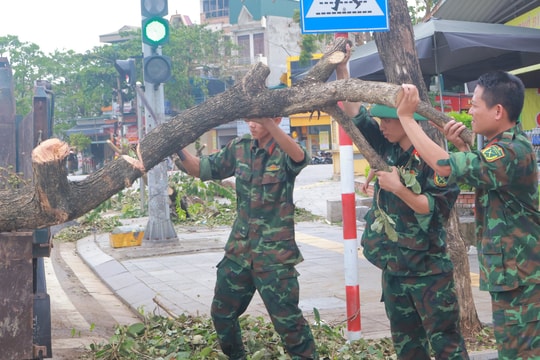 Thân thương hình ảnh người lính hỗ trợ khắc phục hậu quả bão số 3 ở Hải Dương