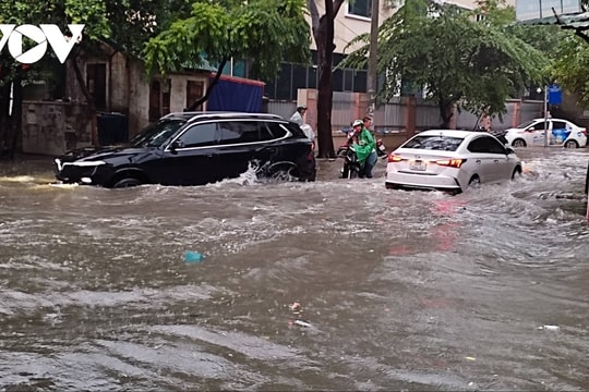Những kỹ năng cần biết khi lái xe qua vùng ngập nước mùa mưa bão