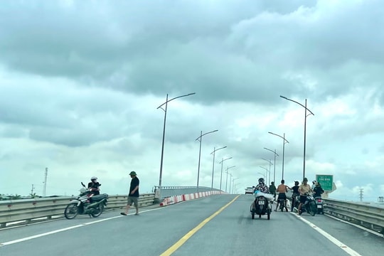 Không tập trung đông người trên cầu xem nước lũ