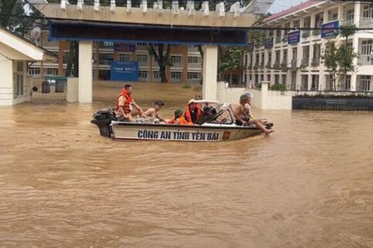 Mắc kẹt trong mưa lũ, nhiều người dân lên mạng cầu cứu