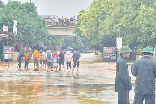 Lũ sông Thao dâng cao gây ngập nhiều nhà cửa, hoa màu
