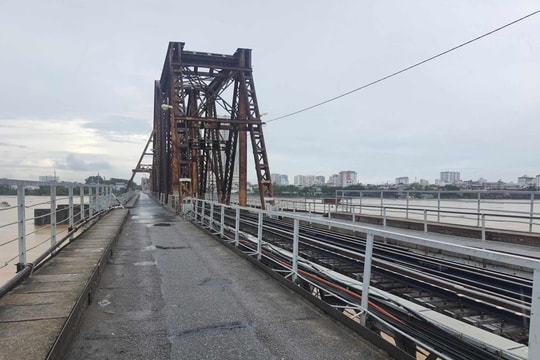 Cấm cầu Long Biên