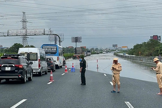 Cao tốc Pháp Vân - Cầu Giẽ bị ngập nước, hạn chế xe lưu thông