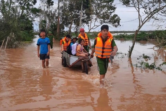 Kim Thành hỗ trợ 59 hộ dân thôn Bồ Nông ở xã Tuấn Việt đến nơi an toàn
