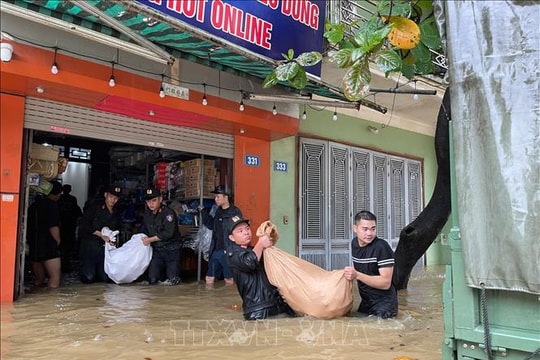 Sâu nặng nghĩa tình đồng bào trong bão lũ