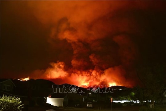 Cháy rừng lan rộng vượt tầm kiểm soát tại Los Angeles