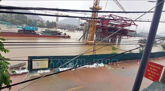Lũ sông Đáy vượt báo động III, Hà Nam di dời hơn 1.300 hộ dân
