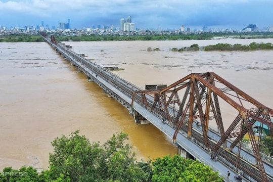 Hà Nội phát lệnh báo động II trên sông Hồng tại 10 quận huyện