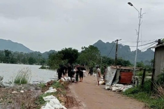 Thủ tướng yêu cầu sẵn sàng lực lượng, vật tư kịp thời hộ đê khi có sự cố
