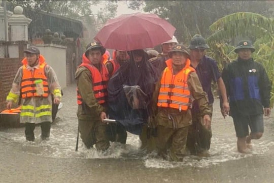 Hai Duong people join hands to fight floods