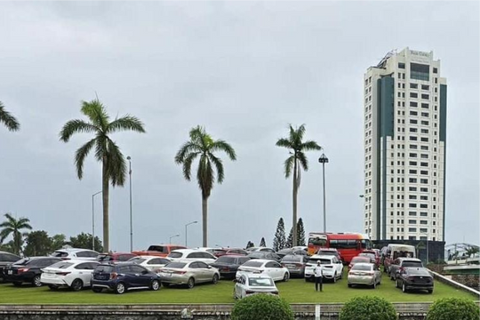 Để yên cho mọi người chống bão lũ