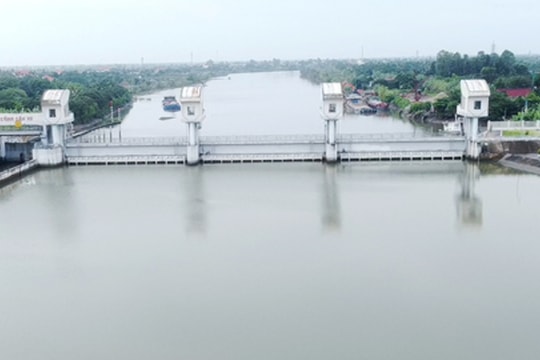 Mở các cống Cầu Xe, An Thổ (Tứ Kỳ) để giảm bớt nước trong hệ thống Bắc Hưng Hải
