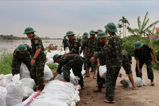Quân đoàn 12 (Bắc Giang) hỗ trợ Thanh Hà gia cố các điểm đê xung yếu