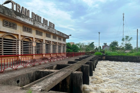 Nước sông ngoài giảm dần, Hải Dương vận hành 33 trạm bơm tiêu úng nội đồng