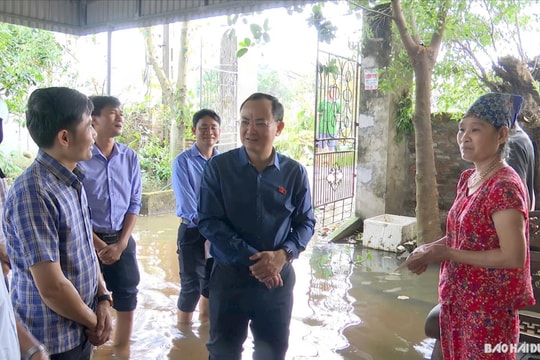 Đại biểu Quốc hội Nguyễn Ngọc Sơn tới nhà thăm, tặng quà gia đình bị ảnh hưởng bởi bão lũ ở Hải Dương