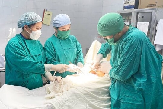 Người phụ nữ ở Lào Cai đi bộ 16 tiếng, vượt 40 km đường rừng đến bệnh viện sinh con