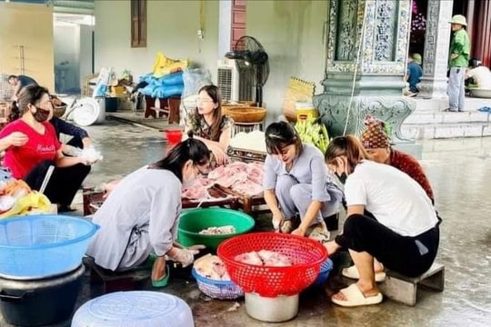 Chùa Cao Long (Nam Sách) gói hơn 2.000 bánh chưng gửi tới bà con bị ảnh hưởng bão lũ