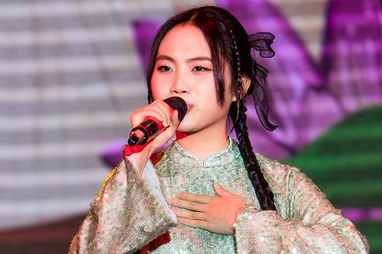 Ca sĩ hát gây quỹ 3,3 tỷ đồng ủng hộ dân vùng lũ