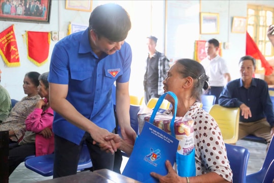 Trung ương Đoàn thăm, tặng quà vùng ảnh hưởng bão lụt ở xã Hà Thanh (Tứ Kỳ)