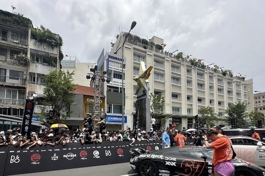 Người dân TP Hồ Chí Minh đổ xô đi xem siêu xe của các tỷ phú thế giới
