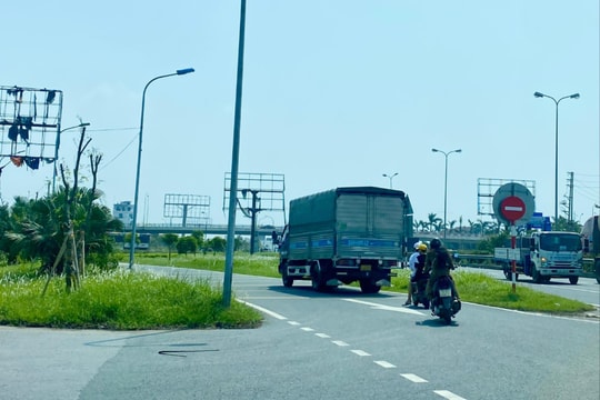 Nguy hiểm đi ngược chiều trên đường dẫn xuống cầu vượt Tây Phú Lương (TP Hải Dương)