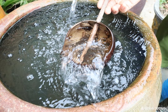 Người dân Kinh Môn tận dụng nước từ khe núi làm nước sinh hoạt