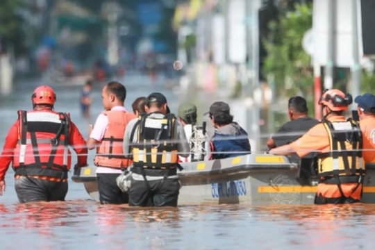 Nước sông Mekong đoạn chảy qua Thái Lan tràn bờ, gây ngập lụt nặng
