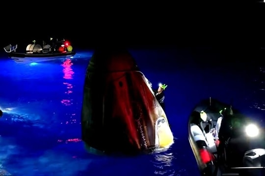 Tàu chở phi hành gia tư nhân của SpaceX trở về Trái Đất