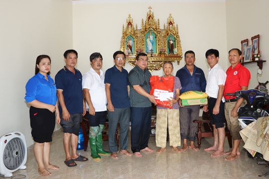 Cẩm Giàng hỗ trợ các giáo dân ở khu dân cư duy nhất bị cô lập do ngập úng