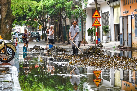 Âu thuyền Cầu Cất xả được nước, các khu dân cư cuối cùng bị ngập úng ở TP Hải Dương khẩn trương vệ sinh môi trường