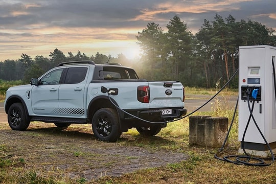 Ford Ranger PHEV 2025 ra mắt thế giới
