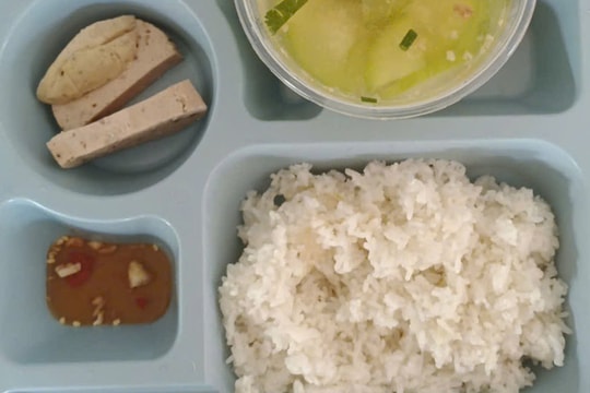 Giáo viên bật khóc trước Chủ tịch huyện ở Bà Rịa - Vũng Tàu vì bữa cơm nghèo nàn