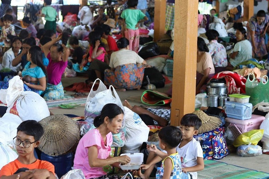 Hơn 100 người ngộ độc sau khi ăn thực phẩm cứu trợ lũ lụt ở Myanmar