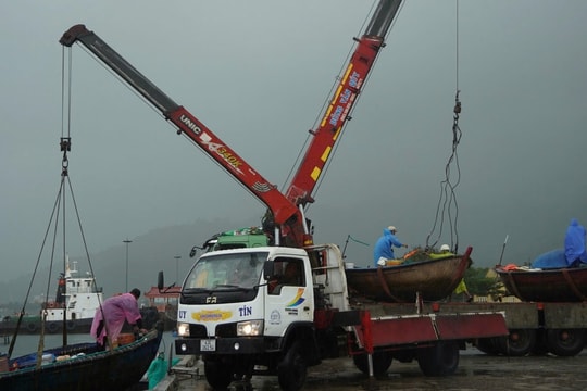 Áp thấp nhiệt đới sắp mạnh thành bão: Ngư dân hối hả thuê xe cẩu tàu thuyền lên đường