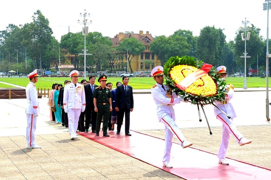Vientiane leaders pay tribute to President Ho Chi Minh