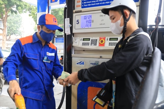 Giá xăng E5 và RON95-III tăng nhẹ, hai mặt hàng dầu tiếp tục đi xuống