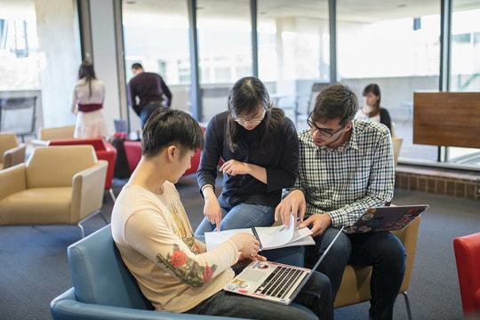 Canada tiếp tục siết giấy phép du học