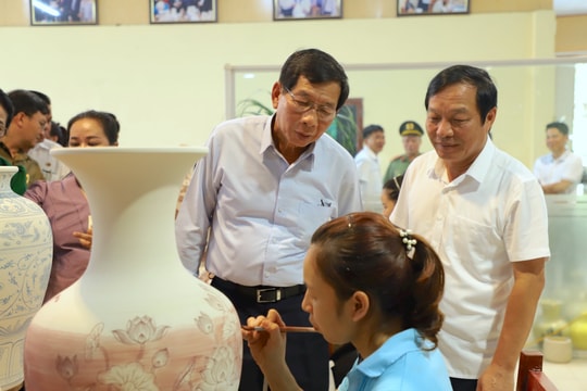 Bí thư Tỉnh ủy Viêng Chăn (Lào) đặc biệt ấn tượng về gốm Chu Đậu