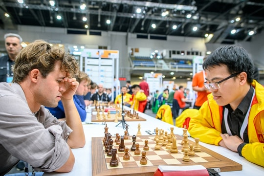 Lê Quang Liêm thua "Vua cờ" Magnus Carlsen, Việt Nam vẫn hòa Na Uy