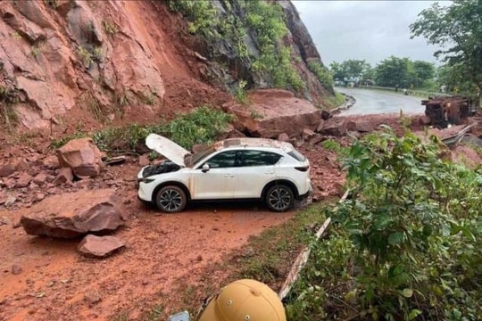 Đá núi sạt lở rơi trúng 2 xe ô tô trên quốc lộ ở Sơn La, 8 người bị thương