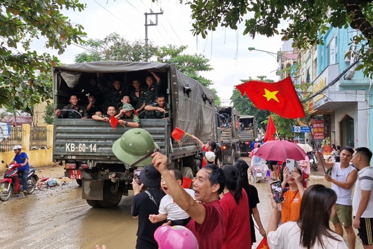 Cảm động hình ảnh người dân vùng lũ Yên Bái bịn rịn chia tay bộ đội