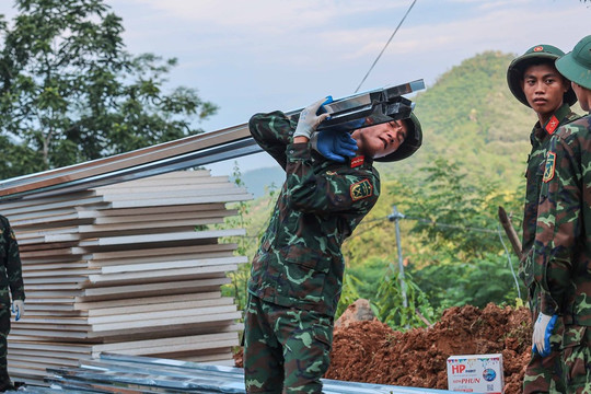 "Uncle Ho's soldiers" help local residents recover from storm and flood damage