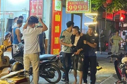 Bố con chủ cửa hàng vàng ở Thanh Hà tóm gọn kẻ cướp mang dao đột nhập