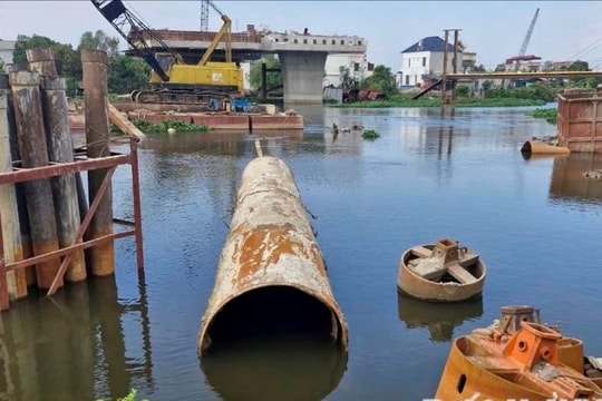 Thi công cầu Cậy gặp khó do nước sông cao