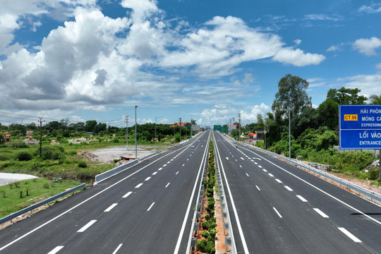 Khẩn trương triển khai thực hiện các nhiệm vụ trọng tâm để hoàn thành 3.000 km đường bộ cao tốc vào năm 2025